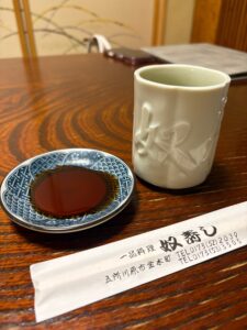 奴寿司 箸と湯呑み